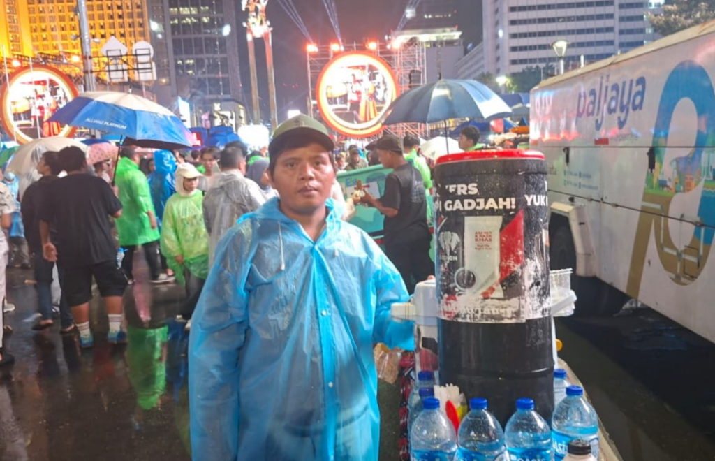 Hujan Tak Surutkan Rezeki, Pedagang Kopi Keliling Perdana Jajal Bundaran HI di Malam Tahun Baru