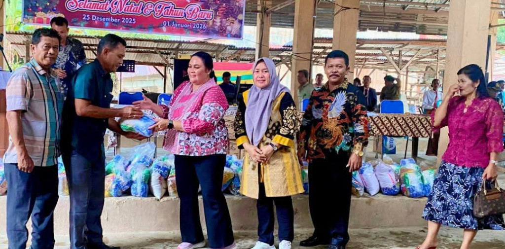 Ikuti Ibadah Syukuran Tahun Baru, Ketua TP PKK Tapteng Serahkan Sembako Kepada Warga Terdampak Bencana