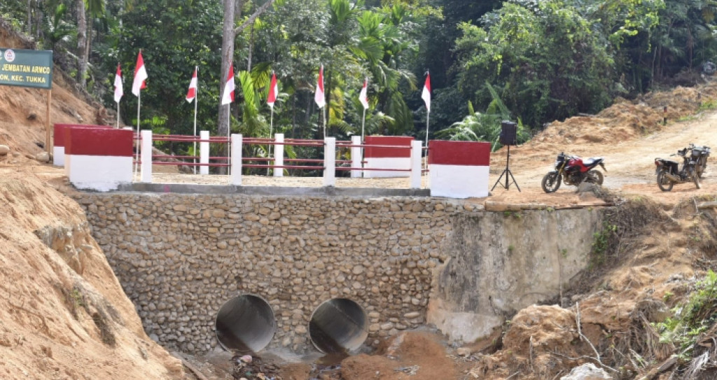 Inovasi TNI, Jembatan Armco Menghungkan 2 Desa di Tukka Selesai Dibangun