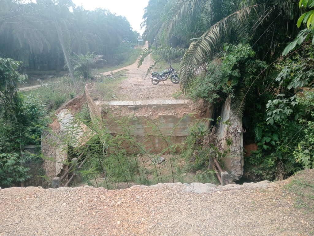 Jalan Desa Ujung Batu 1 Aliaga  - Desa Ujung Batu 5 Aliaga Amblas, Bupati Palas PMA Diminta Renovasi Jembatan