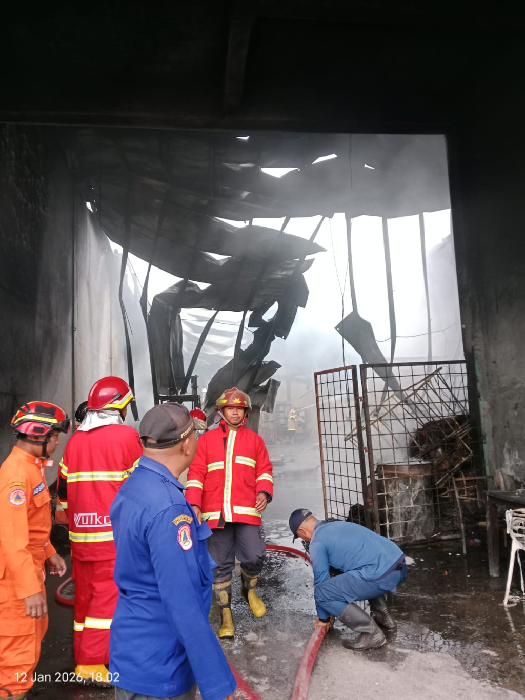 Kebakaran Gudang Getah Pinus PT Pergudangan Harmoni, Damkar Binjai Turun Membantu Pemadaman