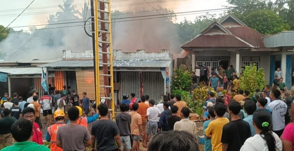 Kebakaran Hebat Hanguskan Tiga Ruko di Pasar Tais Seluma, Warga Sempat Panik