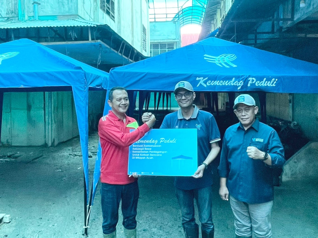 Kemendag Peduli Salurkan 100 Tenda Darurat untuk Pedagang di Pasar Kuala Simpang