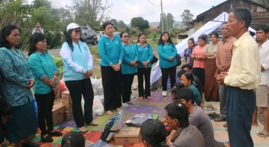 Ketua dan Staf Ahli TP PKK Taput Kunjungi Korban Kebakaran Parmonangan dan Berikan Bantuan