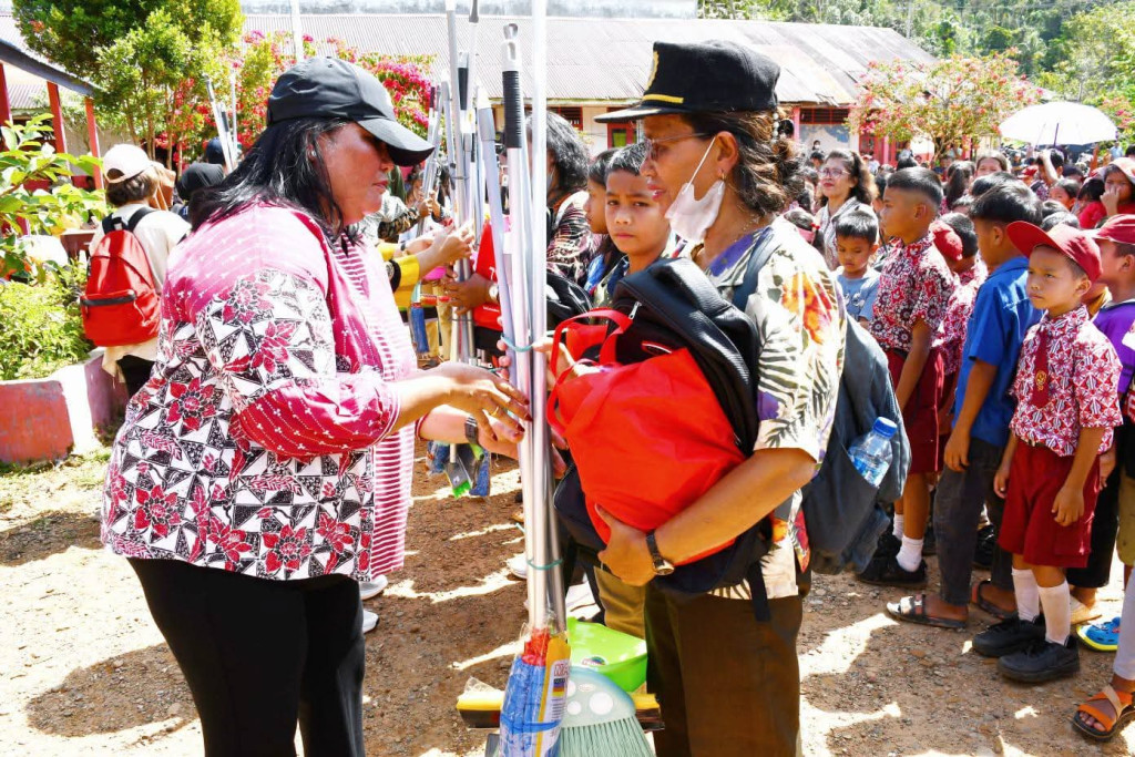 Ketua TP PKK Tapteng Bagikan Paket Peralatan Sekolah Kepada Anak Terdampak Bencana Alam