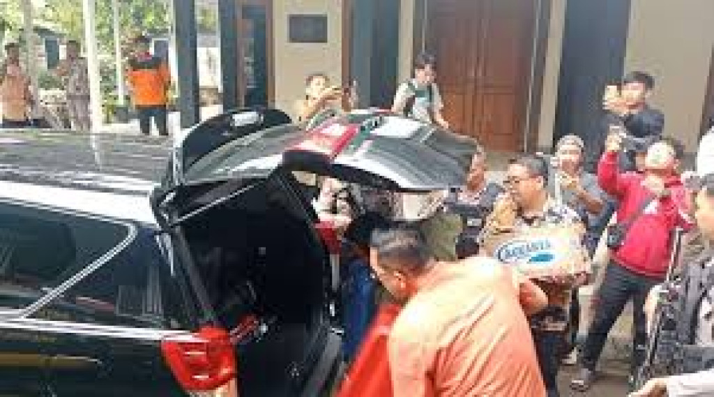 KPK Geledah Kantor dan Rumah Dinas Bupati Pati, Dokumen Diangkut dalam Koper