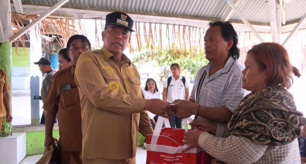 Kunjungi Korban Kebakaran, Bupati Karo Tinjau Lokasi dan Salurkan Bantuan Sembako