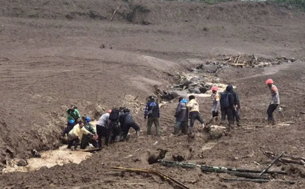Longsor dan Banjir Bandang Cisarua Tewaskan Tujuh Orang, Ratusan Warga Masih Dicari
