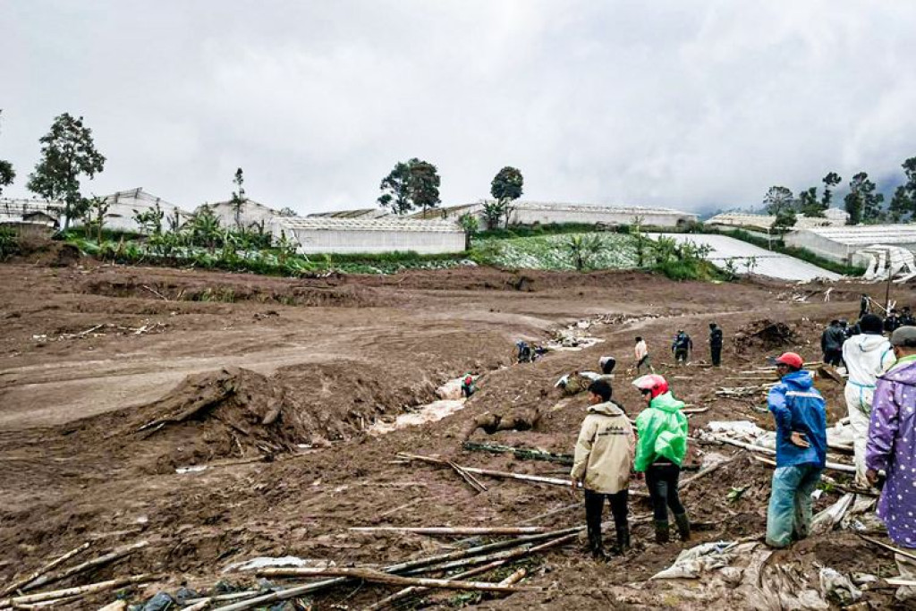 Longsor di Bandung Barat: 81 Warga Masih Dicari, SAR Hadapi Tanah Labil