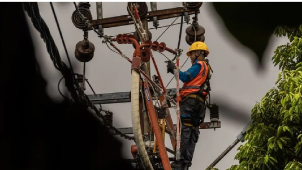 Medan Sulit Pascabanjir, PLN Kirim Ratusan Tiang Listrik via Udara ke Aceh