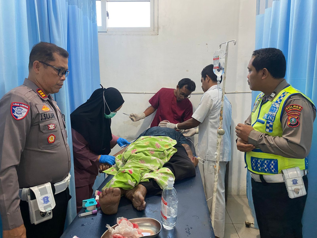 Menyeberang di Waktu Subuh, Lansia 82 Tahun Tewas Ditabrak Angkutan Umum di Padangsidimpuan