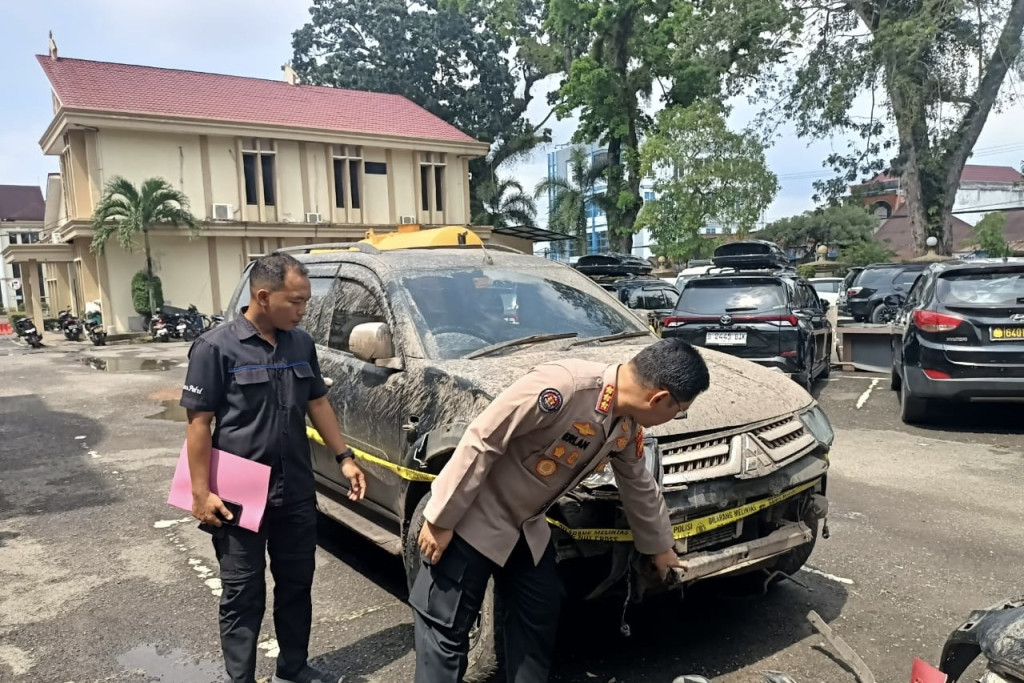 Mobil Pajero Tabrak Pagar Mapolda Jambi, Pengemudi Positif Narkoba dan Miras