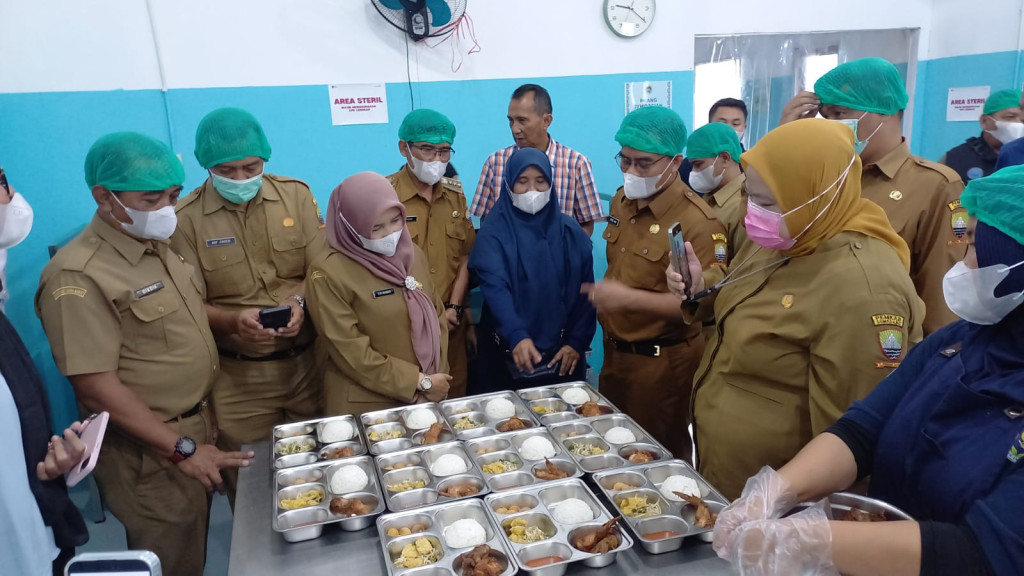 Monitoring Dua SPPG, Sekda Sumedang Tekankan Peningkatan Kualitas Program MBG