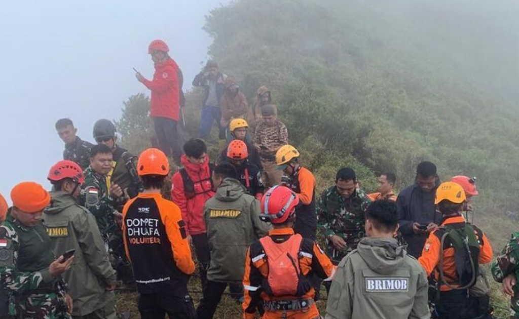 Operasi di Medan Ekstrem, Tim SAR Temukan Korban ATR 42-500 di Lereng Bulusaraung