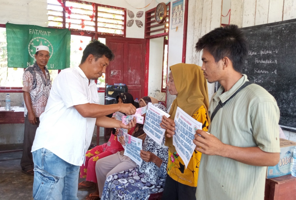 Pasca bencana Hidrometeorologis, Pemdes Anggoli Salurkan BLT Dana Desa Untuk 39 KPM