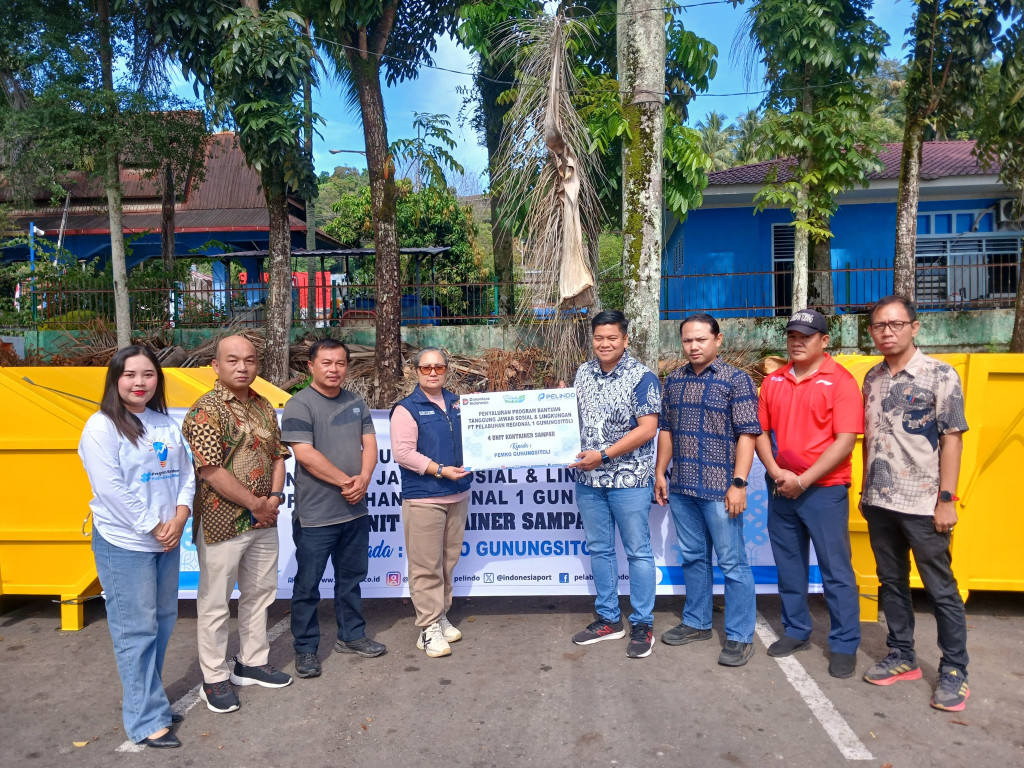 Peduli Lingkungan, Pelindo Berikan 4 Kontainer Sampah kepada Pemko Gunungsitoli
