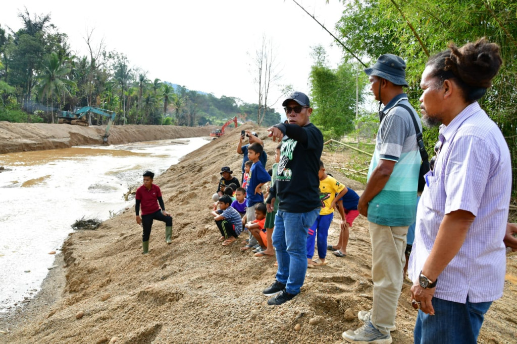 Pemkab Tapteng Kerahkan 12 Alat Berat Normalisasi Sungai Aek Harse Tukka