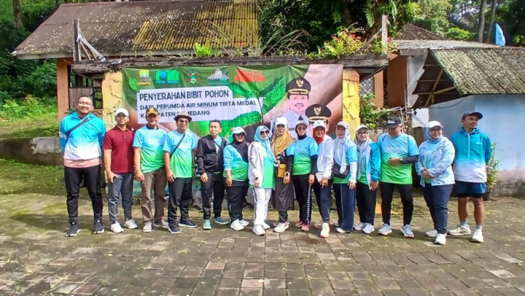 Perumda Tirta Medal Serahkan 300 Bibit Pohon untuk Lima Sumber Mata Air di Sumedang