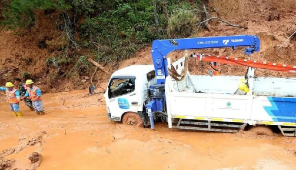 PLN Kerahkan Relawan dan Alat Berat, Masjid di Aceh Kembali Difungsikan