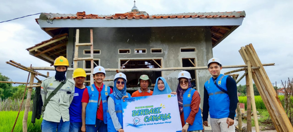 PLN UP3 Cimahi Hadirkan Terang di Mushola Al Ikhlas Lewat Light Up The Dream  Caption: