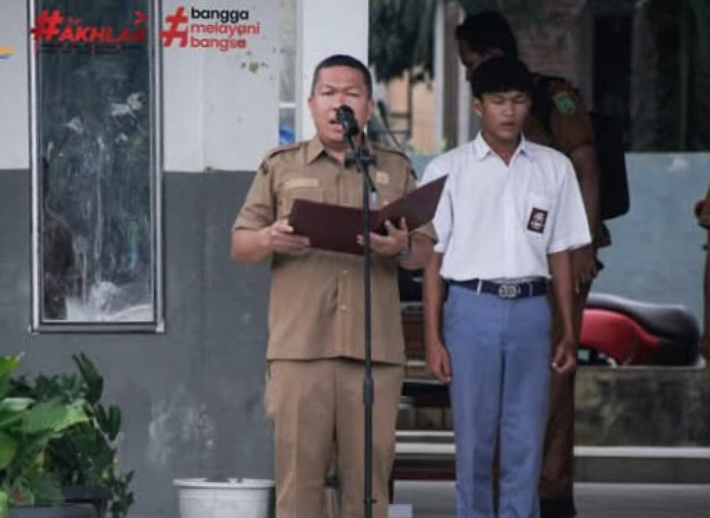 Plt Kadis Kominfo Palas Pembina Upacara di SMA Ulu Barumun.