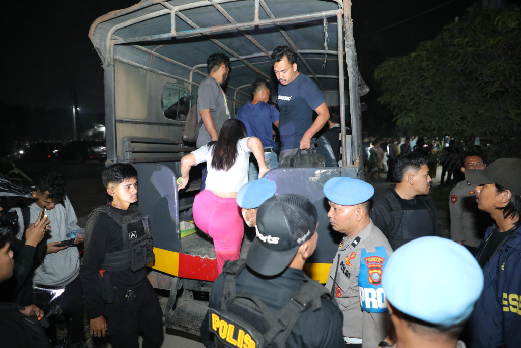 Polrestabes Medan Gerebek Sarang Narkoba dan Judi Online di Jermal VII, 8 Orang Diboyong