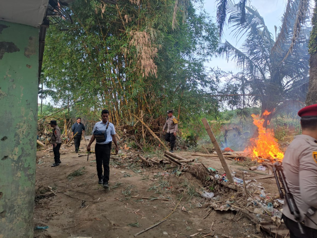 Polsek Medan Baru Bakar Barak Narkoba di Kelurahan Titi Rantai