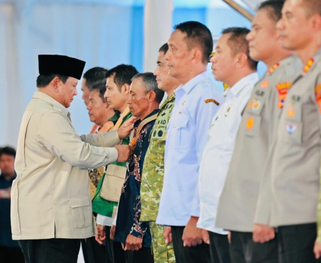 Prabowo Anugerahkan Tanda Kehormatan kepada Sejumlah Petani dan Tokoh Pertanian
