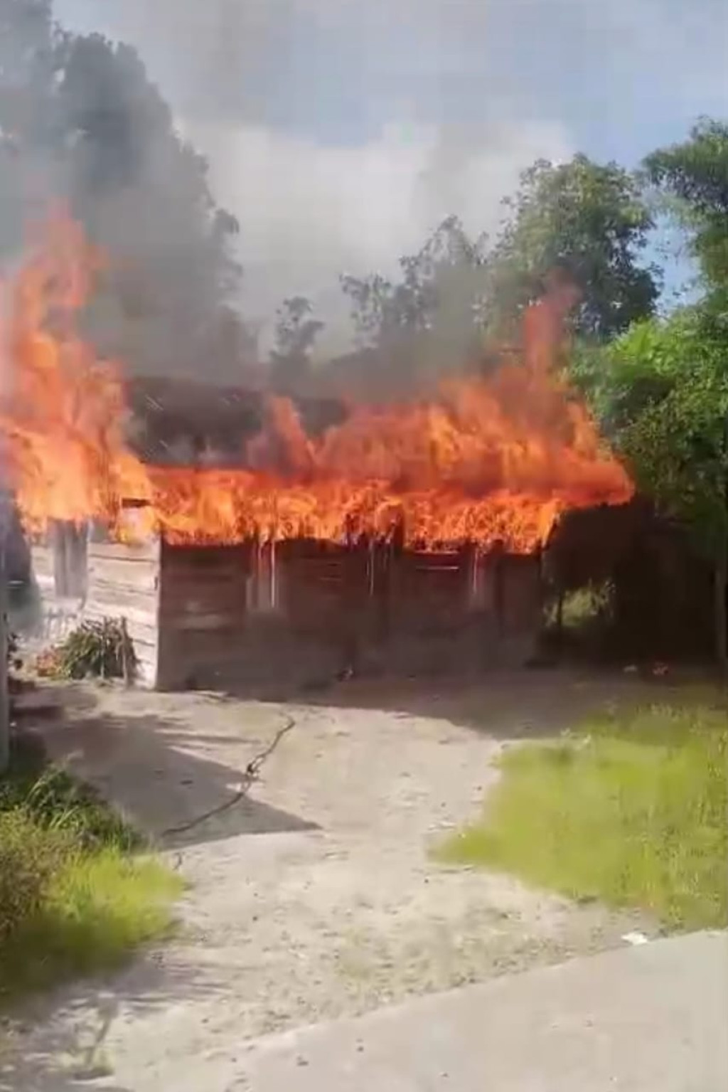 Satu Unit Rumah Warga Desa Sihar Julu Lintongnihuta Ludes Dilalap Sijago Merah