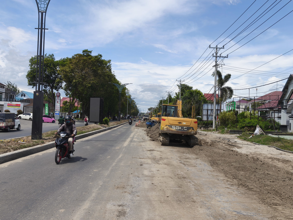 Selain Molor, Rekonstruksi Jalan Rajamoili – Cumicumi dan Moh Yamin – Dewi Sartika Kota Palu, Gunakan Material Luar IUP, PAD Hilang Lingkungan Rusak(?)