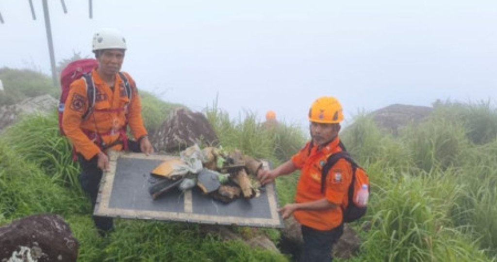 Serpihan Diduga Badan Pesawat ATR Ditemukan di Lereng Gunung Bulusaraung