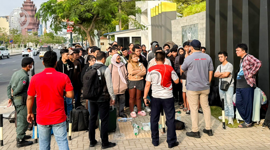 Sindikat Penipuan Daring di Kamboja Bubar, 911 WNI Serbu KBRI