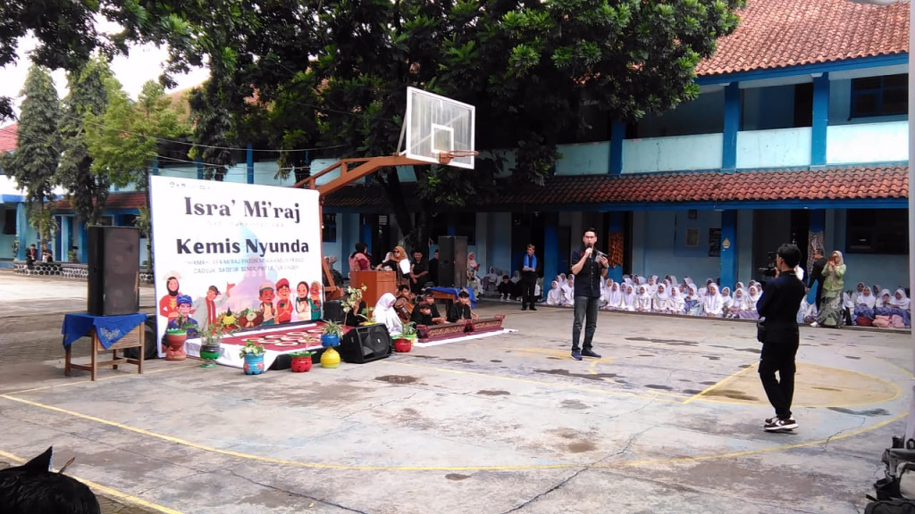 SMPN 2 Sumedang Gelar Isra Mi'raj Nabi Muhammad SAW dalam Balutan Kemis Nyunda