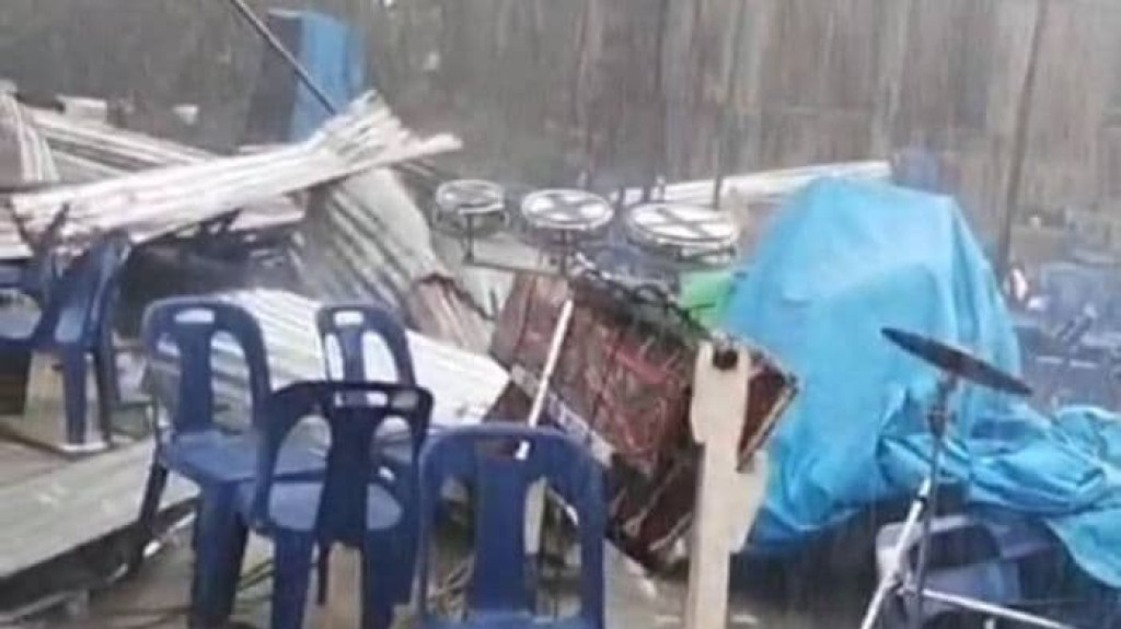 Tarutung Diguyur Hujan Deras Disertai Puting Beliung Sejumlah Rumah Rusak Berat
