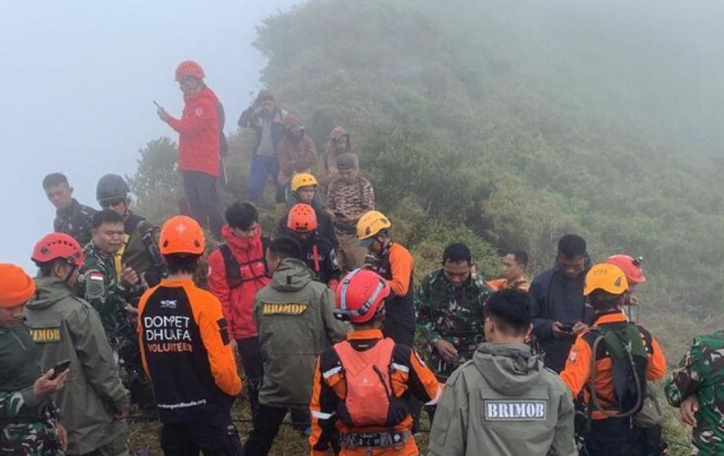Terjebak Kabut dan Medan Terjal, Tim SAR Menginap di Lokasi Jenazah Korban ATR 42-500