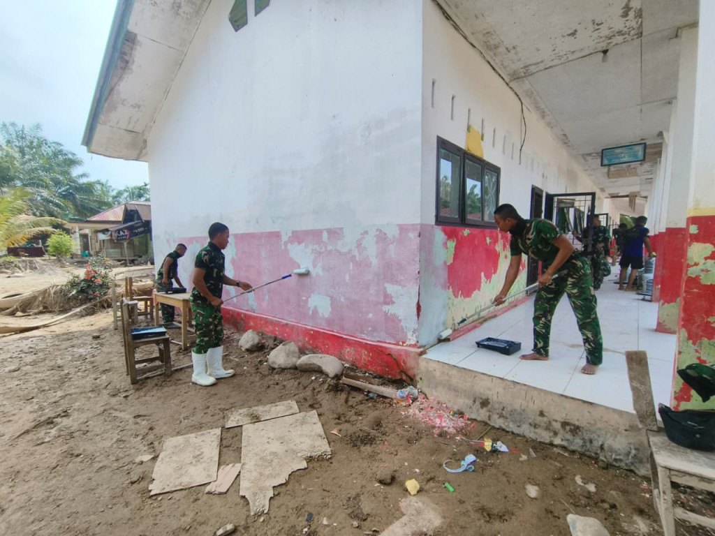 Tiga Pekan di Tenda, Kini Kembali ke Kelas: Senyum Anak-anak SD Negeri 101305 Setelah Sekolah Dibersihkan TNI