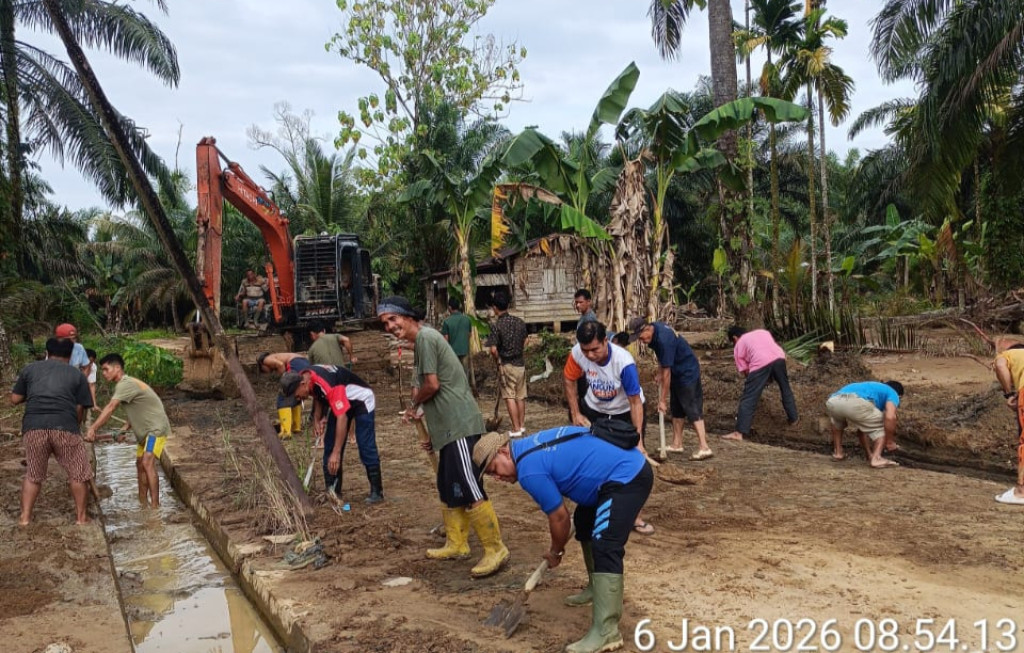 Tindaklanjuti Arahan Bupati, Pemdes dan Warga Parjalihotan Baru Bersihkan Sisa Banjir Bandang