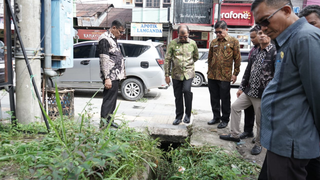 Tinjau Lapangan, Wabup Toba Temukan Penyebab Banjir Kota Balige