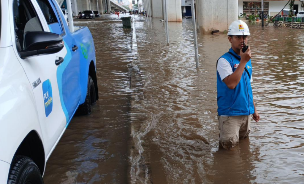 Tips Aman dari PLN Saat Musim Hujan dan Cuaca Ekstrem