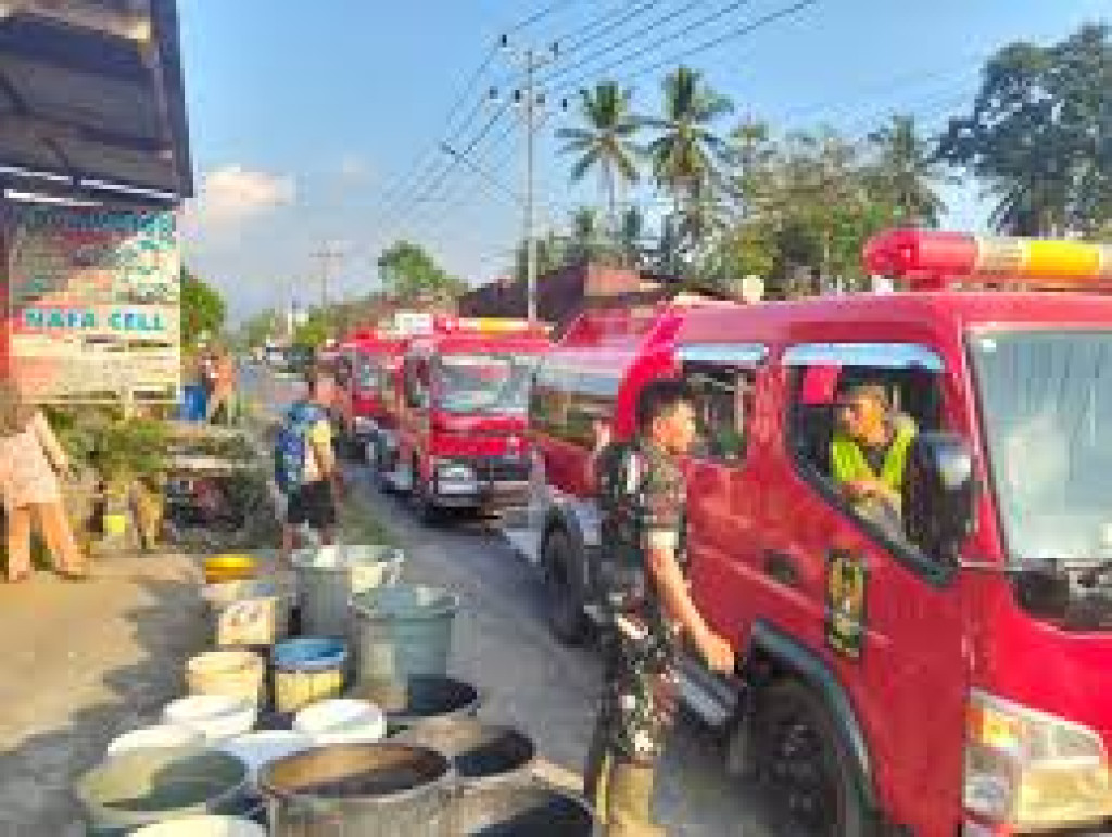 TNI AD Kerahkan Mobil Damkar Suplai Air Bersih untuk Korban Banjir Sumbar