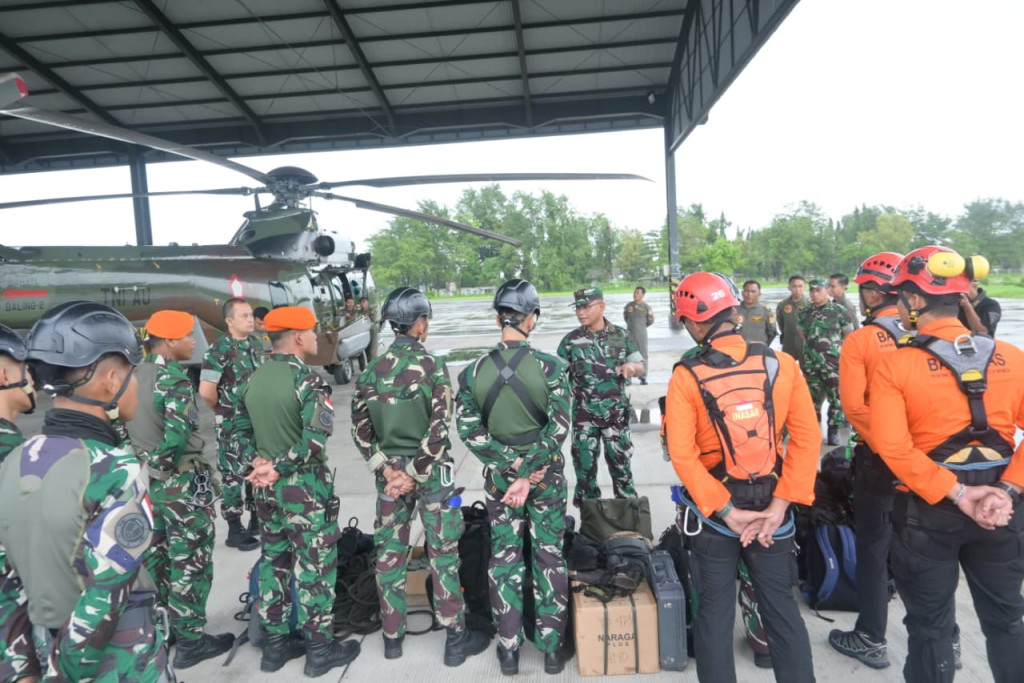 TNI AU Kerahkan Caracal dan Boeing untuk Evakuasi Pesawat Jatuh