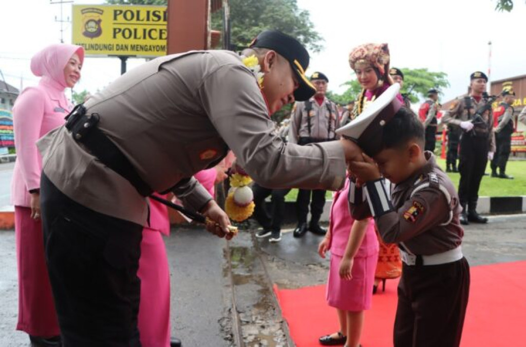 Tongkat Komando Kapolres Muara Enim Berganti, Farewell Parade Penuh Haru Warnai Mapolres