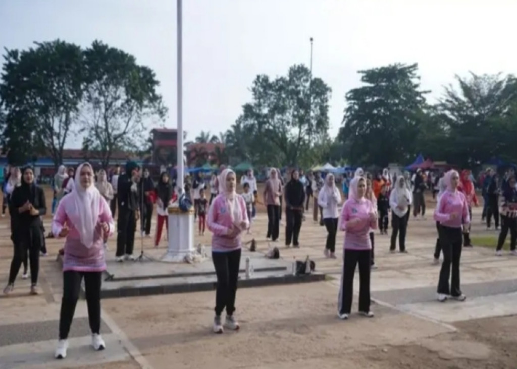 TP PKK dan DWP Labusel Gelar Senam Sehat Bersama Warga di Lapangan SBBK