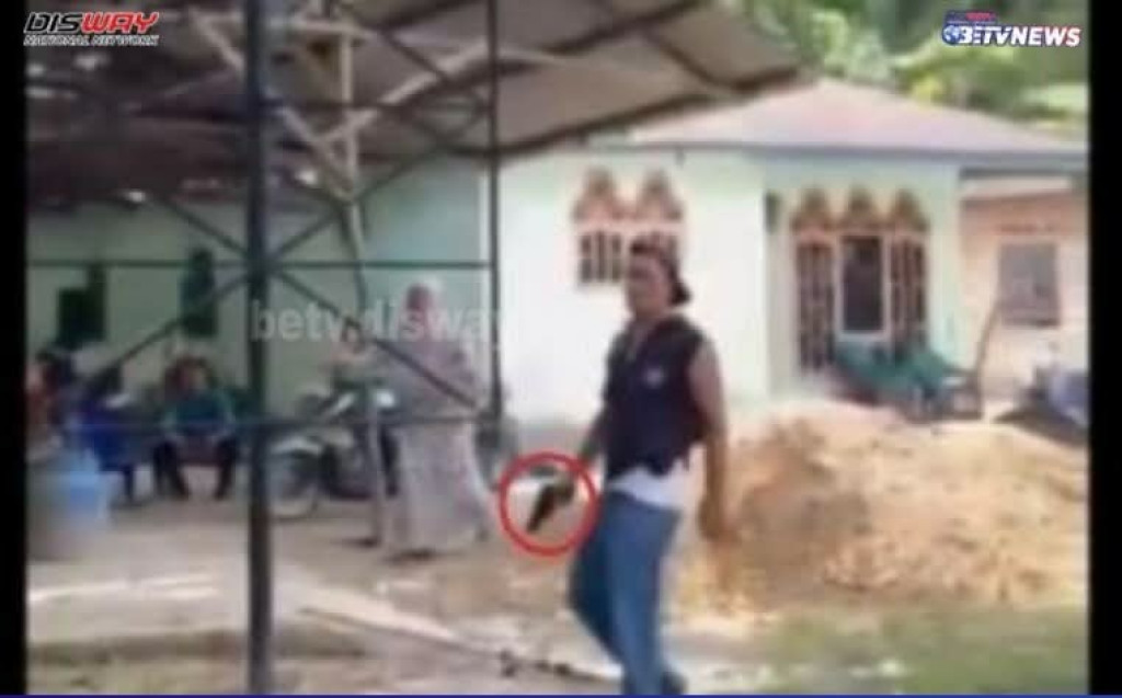 Viral di Medsos Oknum Kepala Desa Pulo Liman Kecamatan Dolok Sigompulon Kabupaten Paluta Kejar Warga dengan Membawa Senjata Pistol