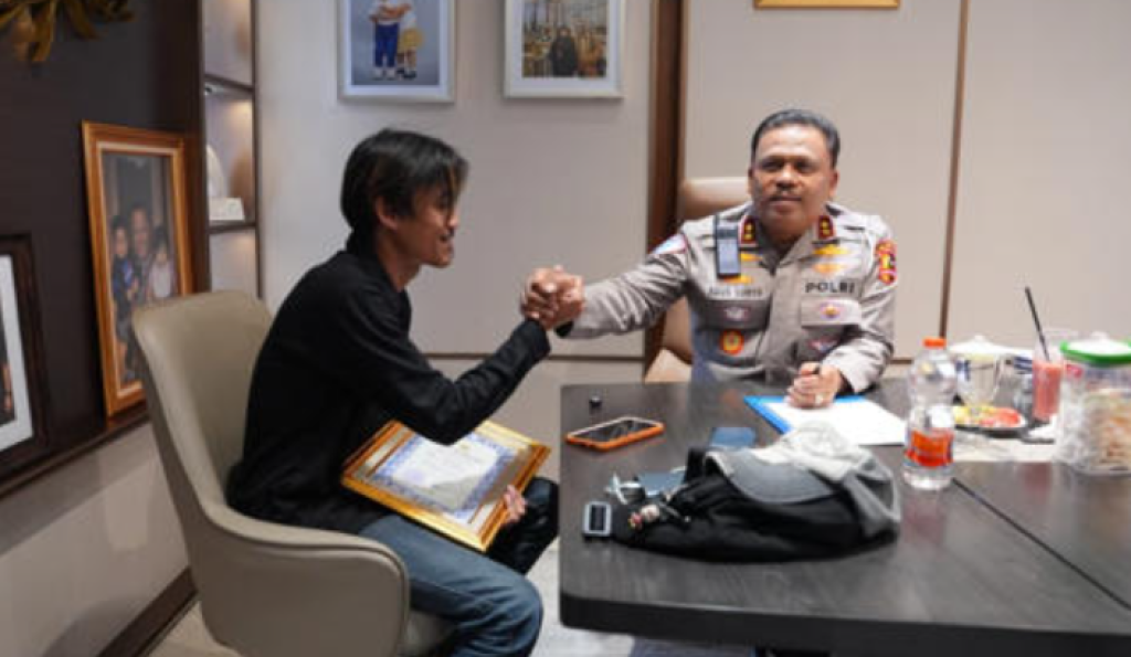 Viral Kawal Mobil Panther Melaju Sendiri di Tol Japek, Sopir Truk Diganiar Penghargaan Polri