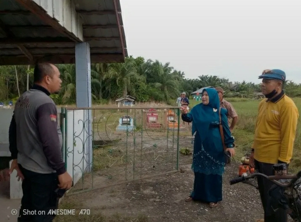 Warga Gotong Royong Bersihkan TPU Tanjung Lumba-Lumba Sambut Ramadan