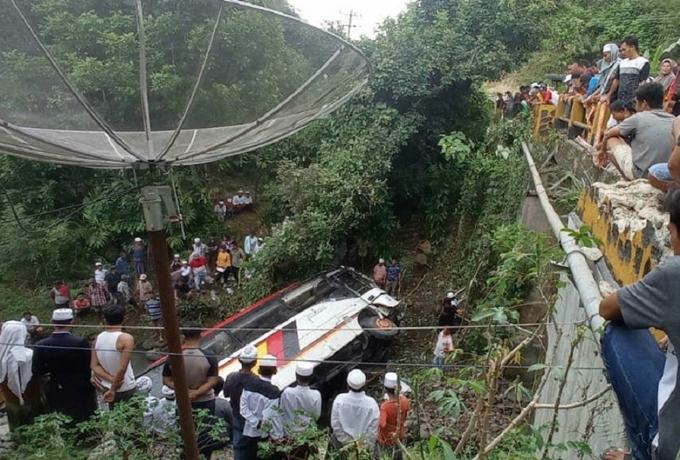 Bus Rombongan Pemkab Agam Masuk Sungai, 2 Tewas