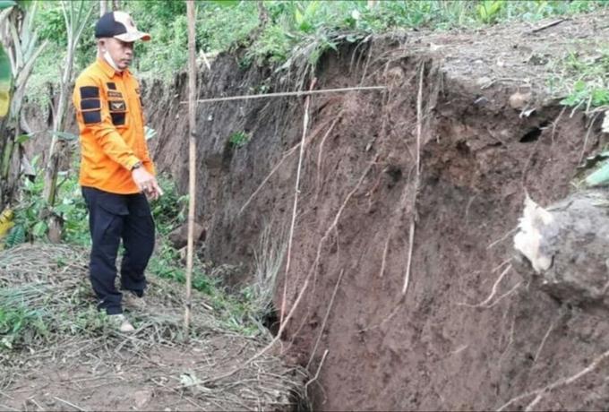 Jalan Amblas Gegara Pergerakan Tanah, Ratusan Warga Cianjur Terisolasi