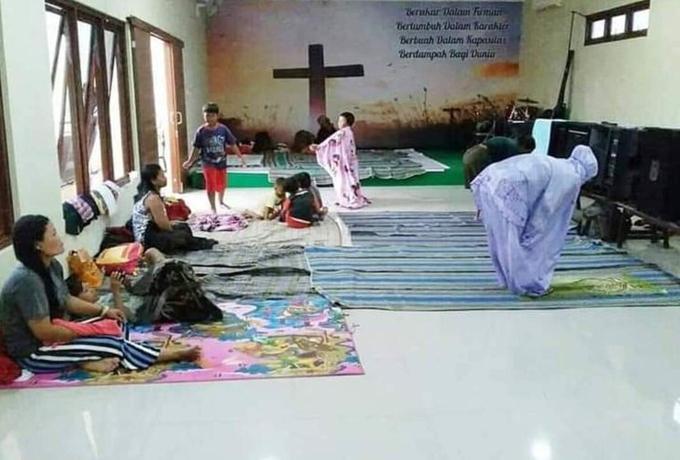 Keindahan Toleransi: Pengungsi Banjir Kudus Salat di Gereja