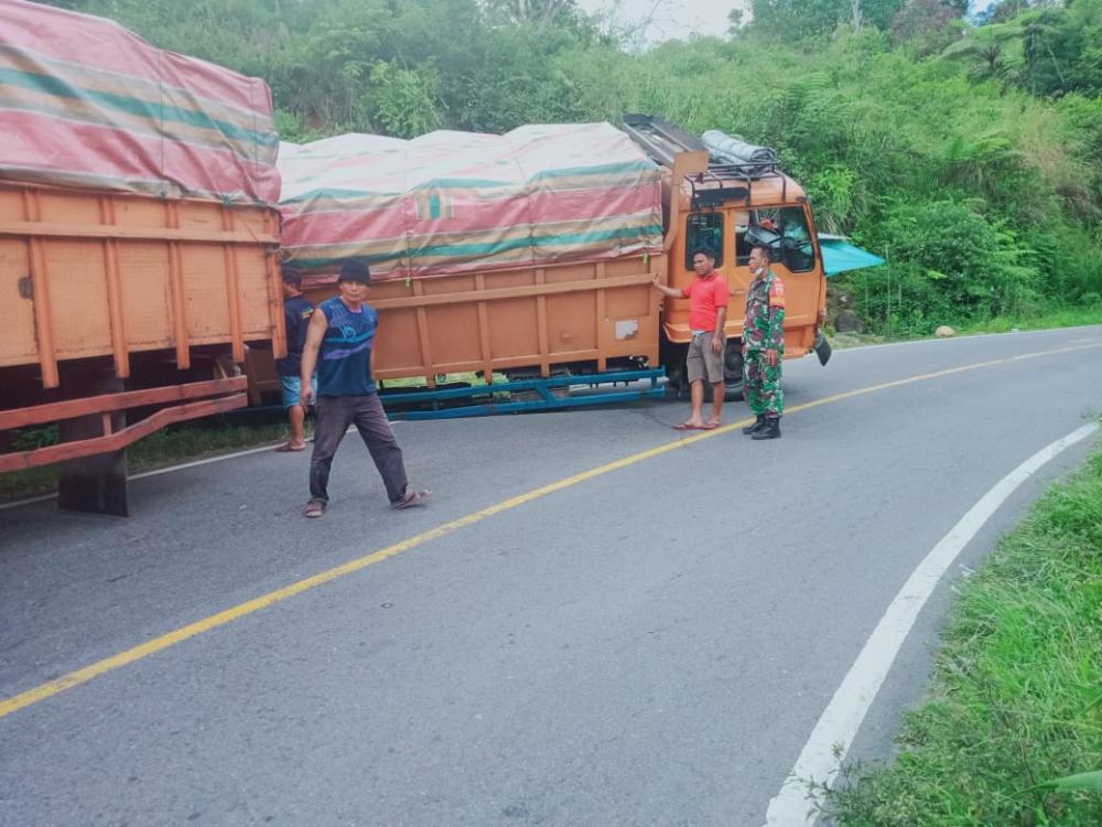 Truk Tidak Kuat Nanjak, Koptu Muliawardi Teriaki Warga Segera Menghindar